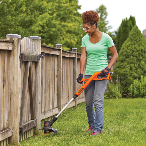 Aparador de grama a bateria 20 volts - LST201 110V/220V Aparador de grama a bateria 20 volts - LST201 110V/220V