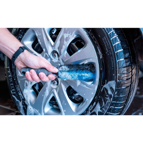 Escova para limpeza de rodas cabo plástico 26 cm  Escova para limpeza de rodas cabo plástico 26 cm