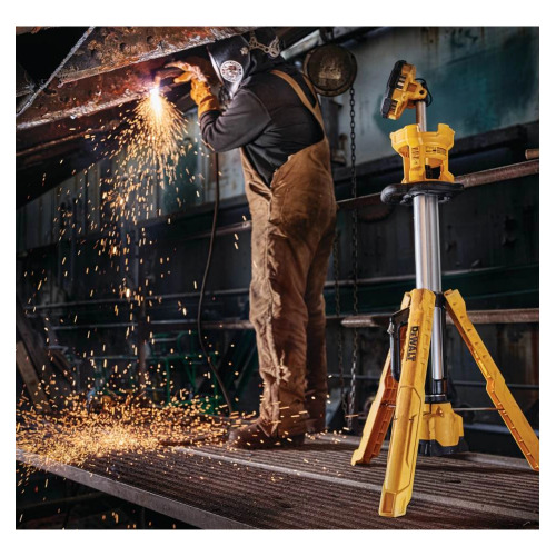 Torre de iluminao a bateria 20 volts 3.000 lmens Sem bateria - DCL079B 