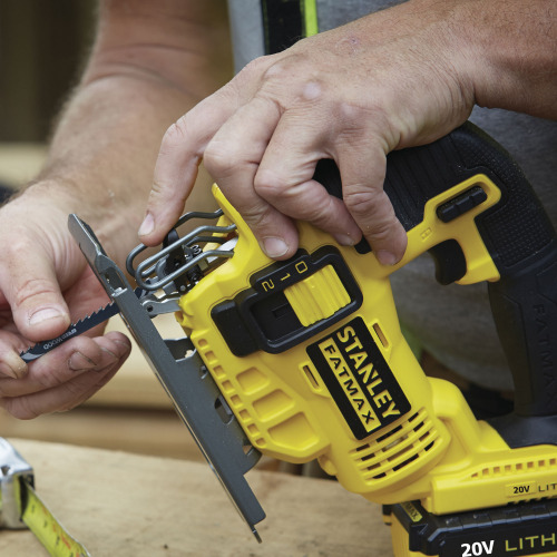 Serra tico tico a bateria 20 volts velocidade varivel com maleta FatMax - STCT1860D1  110V/220V