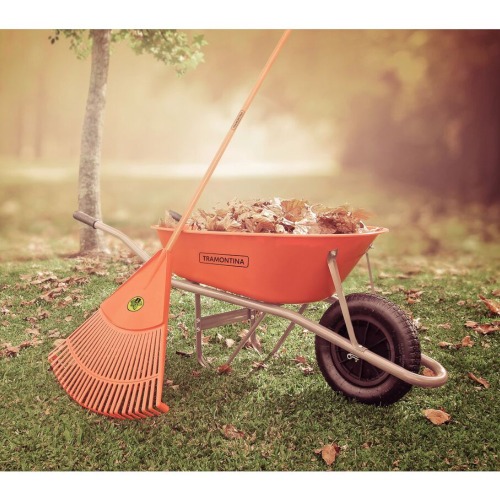 Vassoura plstica 26 dentes com cabo de 120 cm