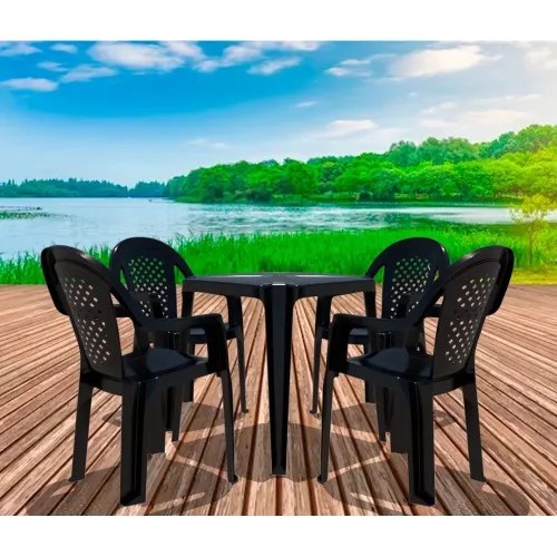 Conjunto de mesa Coruripe com 4 cadeiras plásticas com braço