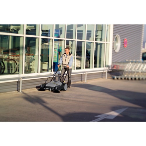 Varredeira de piso manual produção de 3680 m²/h com dupla escova - KM70/20 C Varredeira de piso manual produção de 3680 m²/h com dupla escova - KM70/20 C