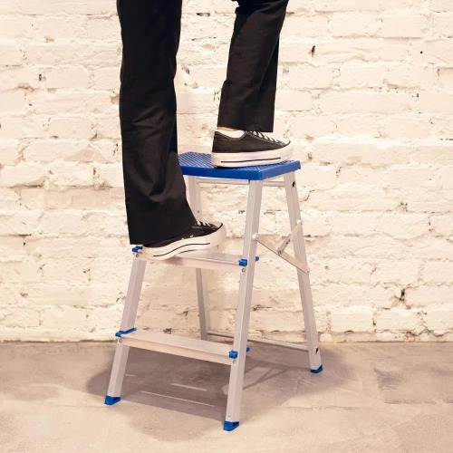 Escada banqueta de alumínio 2 degraus + patamar - 5107 Escada banqueta de alumínio 2 degraus + patamar - 5107