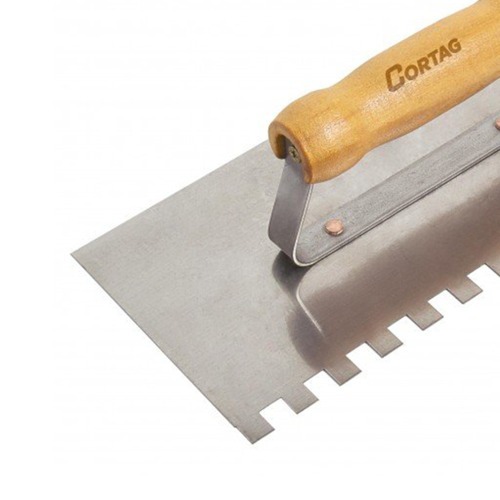 Desempenadeira em aço dentada com cabo de madeira 10x10mm Desempenadeira em aço dentada com cabo de madeira 10x10mm