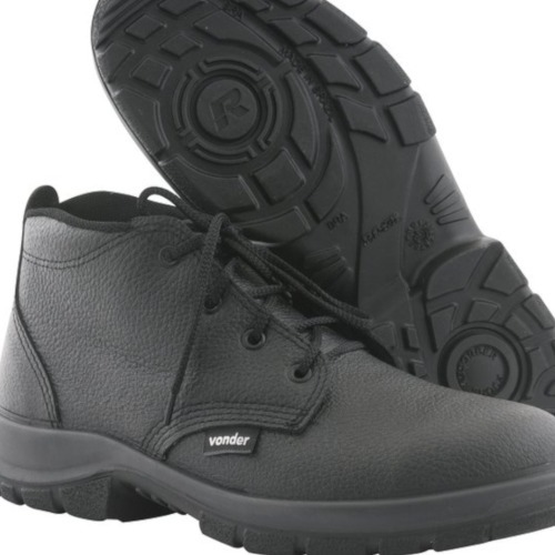 Botina em couro sint�tico com cadar�o