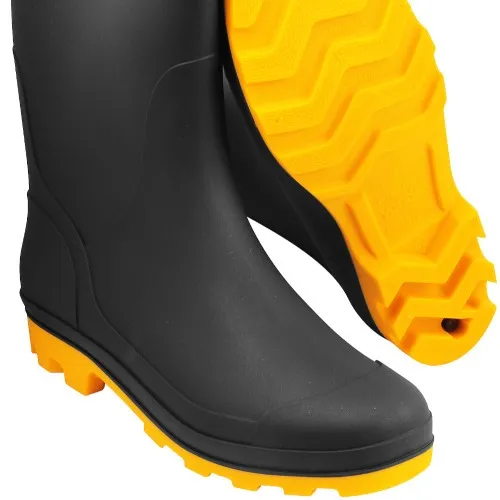 Bota de PVC preta com solado amarelo cano médio com forro