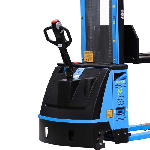 Empilhadeira el�trica tracionaria 5,40 m 1.600 kg com Bateria de L�tio e Carregador - PT16/54-F