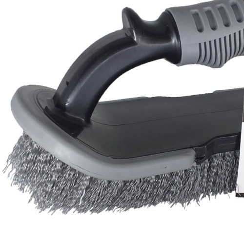 Escova curva para pneus e carpetes manual
