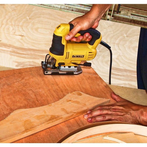 Serra tico tico 650 watts velocidade variável e ação pendular - DWE300 220V Serra tico tico 650 watts velocidade variável e ação pendular - DWE300 220V