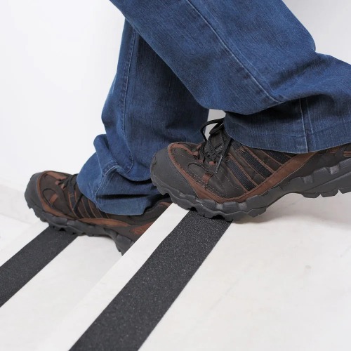 Fita adesiva antiderrapante preta 50 mm x 5 m Fita adesiva antiderrapante preta 50 mm x 5 m