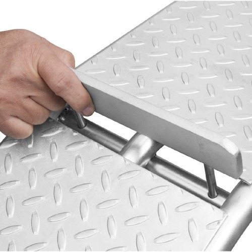 Rampa metálica para suporte e exposição de automóveis - 107005 Rampa metálica para suporte e exposição de automóveis - 107005