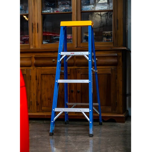 Escada tesoura simples em fibra de vidro 3 degraus + patamar 1,20 m- Premium Escada tesoura simples em fibra de vidro 3 degraus + patamar 1,20 m- Premium