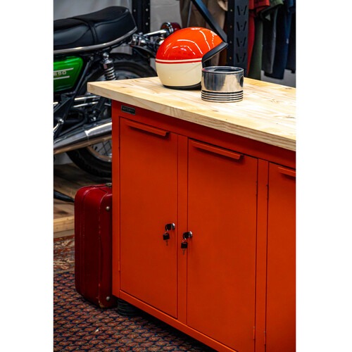 Bancada fechada com 4 portas tampo de madeira - ROUTE 66 Bancada fechada com 4 portas tampo de madeira - ROUTE 66