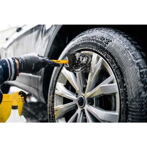 Escova para limpeza de rodas cabo pl�stico 43 cm