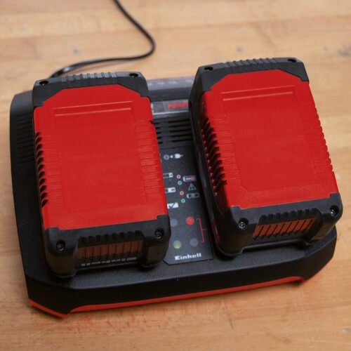 Kit 2 bateria 18V 4Ah + Carregador duplo bivolt - 68067 110V/220V Kit 2 bateria 18V 4Ah + Carregador duplo bivolt - 68067 110V/220V
