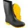 Bota de PVC preta com solado amarelo cano médio sem forro