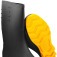 Bota de PVC preta com solado amarelo cano mdio sem forro